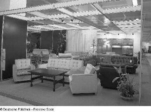 Ausstellungskoje des VEB Möbelkombinat Berlin (MKB) mit Sitzgruppe "Janette", Sitzgruppe "Manuela"