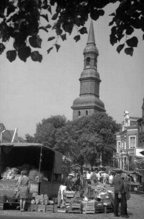 Tönning: Kirchturm, Vordergrund Markt