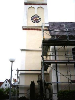 Kirchturm von Süden (Gotischer Neubau auf Vorgänger)-Glockengeschoß im frühen 19 Jh erneuert-Geschoßtrennung durch Lilienbogenfries