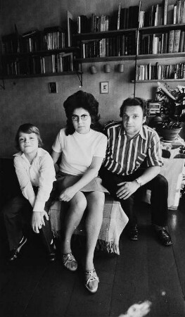 Familie in ihrer Wohnung (Gabelsbergerstraße 7 ?)