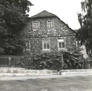 Rodewisch, Bachstraße 47. Wohnhaus (1838). Giebelfront (Straßenansicht)