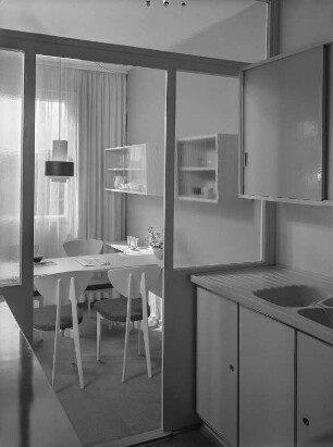 Musterwohnzimmer (1962; Zentrales Entwicklungsbüro Leipzig (EMW)). Eßplatz. Ansicht aus der Küche