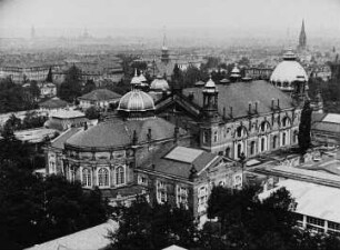 Blick vom Aussichtsturm auf den Ausstellungspalast (Szene aus dem Dokumentarfilm "Das Schaufenster der Deutschen Industrie": Werbung für die Jahresschau "Die Technische Stadt")