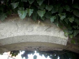 Kirchhofmauer im Südwesten-Torbogen - Jahr 1627 im Schlußstein (anläßlich renovierung)
