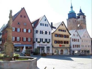 Stadtansicht - Marktplatz im Osten mit giebelständigen Bürgerhäusern vor Stadtkirche