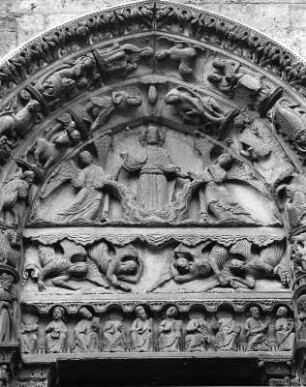 Tympanon die Himmelfahrt Christi : Tympanon die Himmelfahrt Christi (1145/1150). Chartres, Notre-Dame, Königsportal, links
