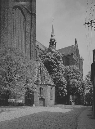 Stralsund. St.-Marien-Kirche, Südfassade und Apollonienkapelle
