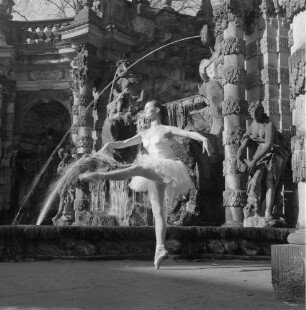 Ballerina im Nymphenbad des Dresdner Zwingers