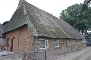 Papierholz 1: Fachwerkhaus mit Reetdach: Gasthaus Zur Hahnheide: südliche Traufseite: links rückwärtige Giebelfront mit Terrasse