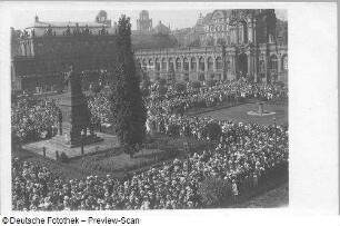 Dresden, Zwingerhof. Sängerfest, vermutlich das traditionelle Pfingstsingen der Dresdner Volkssingakademie im Dresdner Zwinger, 1920.05.23?