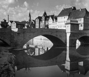 Schwäbisch Hall. Stadtteilansicht mit Henkersbrücke (1502) über die Kocher