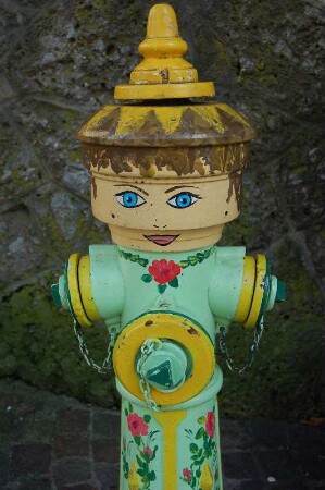 Kufstein/Tirol, alle Hydranten der Stadt sind von Künstlern unterschiedlich bunt bemalt worden