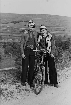 Zwei Jungen mit Fahrrad (im Kreis Maramures ?)