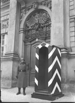 Potsdam-Stadt, Kommandantur. Ehem. Plögerscher Gasthof, Schloßstr. 7 (Humboldtstr.7).