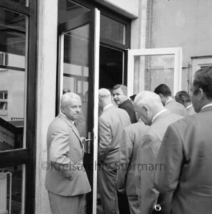 Stormarnschule: Gymnasium: Waldstraße: vierter Erweiterungsbau: Einweihung: Eingangstür: Bürgermeister Manfred Samusch, Stadtvertreter und Gäste beim Betreten des neuen Schultrakts