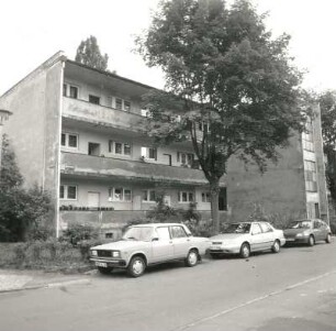 Dresden-Trachau. Wohnblock in Großsiedlung Trachau : Dresden-Trachau. Wohnsiedlung der Gewobag (1928/um 1935), Wohnblock, Halleystraße 9/13, Straßenansicht (Nr. 9)