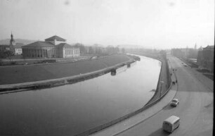 Saarbrücken: Blick vom Schloss, südwärts, Saar, Straße und Theater