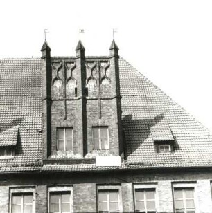 Cottbus, Muskauer Platz 30/31. Gemeindeschule (1913/1956, Mäckelt), Schmuckgiebel (rechts)