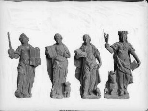 Gotischer Kamin — Die vier Kardinaltugenden