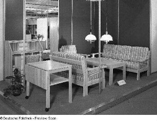 Sitzgruppe : Leipzig. Leipziger Herbstmesse, 1983. Sitzgruppe. Holz, Polsterung mit Mischgewebebezug (1983; VEB Polstermöbelkombinat Oelsa-Rabenau)