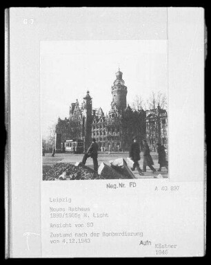 Leipzig, Neues Rathaus. Trümmerberäumung : Leipzig, Neues Rathaus. Ansicht von Südosten. mit Straßenbahn. Zustand nach der Bombardierung vom 04.12.1943
