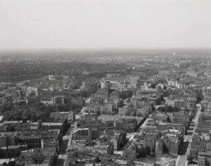 Luftaufnahme, Blick von Osten auf das Rathaus Schöneberg. Berlin-Schöneberg, John-F-Kennedy-Platz
