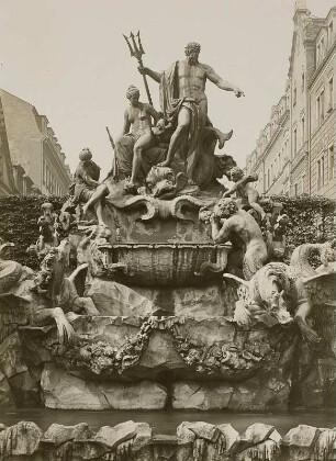 Neptunbrunnen : Neptunbrunnen. Sandstein; B. ca. 40 m (um 1744; L. Mattielli, Z. Longuelune). Dresden-Friedrichstadt, Garten des Marcolini-Palais