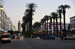 Prachtstraße in Rabat : Rabat ist die Hauptstadt des Königreiches Marokko. Blick auf die Avenue Mohammed V und das Minarett der Moschee Es-Sunna, aufgenommen am 05.11.2008