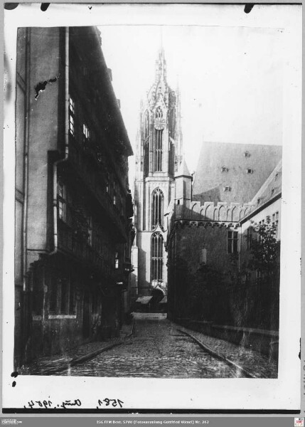 Durch die Gasse "Am Schlachthaus" zum Domturm, links "Am Schlachthaus 9", rechts Leinwandhaus