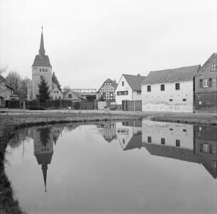 Blick über den Dorfteich zur Pegauer Straße mit Pfarrkirche und Gehöften (Nr. 3, 5, 7)