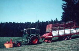 Fotografie: Fütterungstechnik, Grünfutter, Frontmähwerk, Geräteträger, Ladewagen
