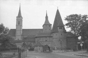 Iphofen: Rödelseer Tor, Außenansicht mit Pfarrkirche