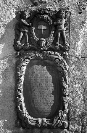 Obereggenen: Grabtafel an der Kirche