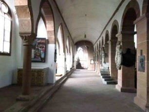 Stiftskirche-Langhaus Innen - Seitenschiff Nord nach Osten mit Seitenkapellen sowie Arkaden in Übersicht