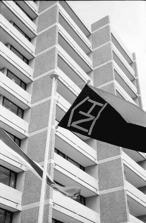 Freiburg; Landwasser: Wohnblock von außen; Ausschnitt mit NH-Fahne