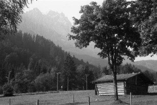 Eibsee: Straße nach Eibsee mit Zugspitze