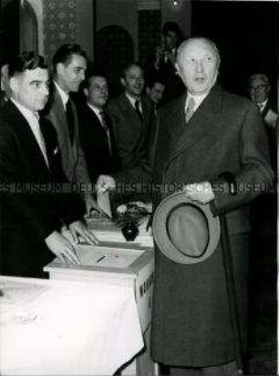Konrad Adenauer bei der Stimmabgabe zur Bundestagswahl 1957