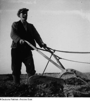 Deutschland. Bauer beim Pflügen mit Einscharpflug (Schar angehoben)