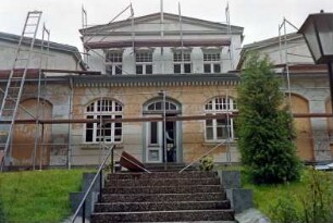 Am Bürgerpark 5: Logenhaus: Sanierung: Straßenfront, Mittelteil, Eingangsportal, mit Gerüst, Leiter: davor Freitreppe