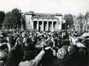 Abschlusskundgebung des Appells junger Revolutionäre vor der Neuen Wache