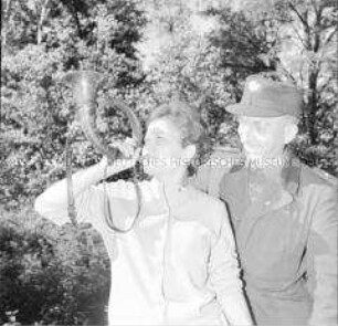 Die Tochter von Oberschwester Ruth Neumann aus der Charité in Berlin (Ost) erhält von einem Förster Unterricht im Jagdhornblasen