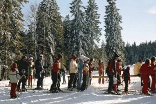 Schauinsland: Skiläufer stehen vor Lift