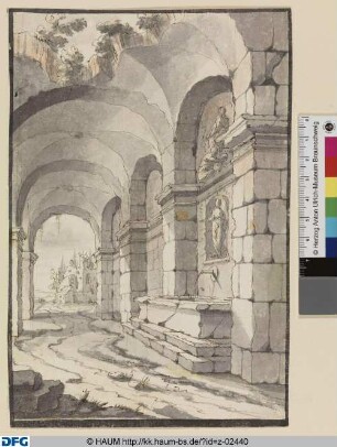 Blick durch eine Porticus-Ruine mit Brunnen in der Wand rechts