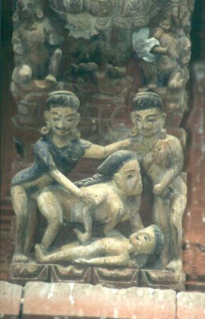 Erotisches Relief : Erotisches Relief. Holz, geschnitzt, farbig gefasst (vor 1563). Kathmandu, Jagannath Tempel