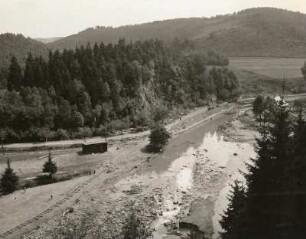 Katastrophenhochwasser im Osterzgebirge am 8. Juli 1927. Müglitztal oberhalb Glashütte (Flussbiegung unterhalb der Schüllermühle). Blick vom Hahneberghang nach Ostsüdosten