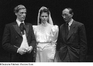 Szenen aus dem Stück "Die kleine Stadt" von Thornton Wilder am Deutschen Theater in Berlin : Szene mit Max Eckard als George (links) und Ruth Schilling als Emily (rechts)