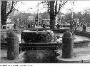 Dresden-Neustadt, Albertplatz. Brunnenbecken des Artesischen Brunnens (1832/1836). Blick zur Bautzner Straße