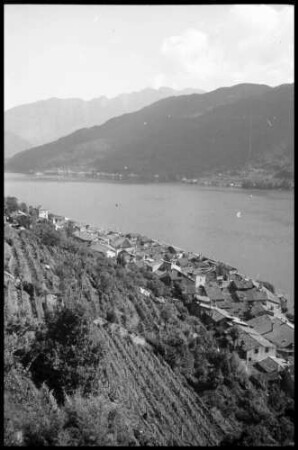 Morcote: Steilhang mit Ort, von oben, auf See