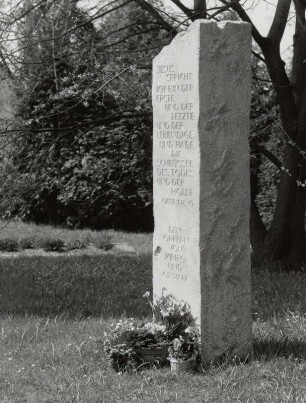 Ottendorf-Okrilla, Mahnmal für die Opfer von Krieg und Gewalt : Johannes Peschel (geboren 1931). Mahnmal für die Opfer von Krieg und Gewalt (Sandstein, 1997). Ottendorf-Okrilla, Friedhof