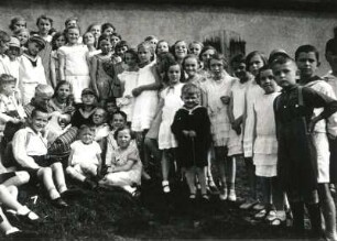Gersdorf. Kindergruppe während eines Ausflugs in die Schäferei